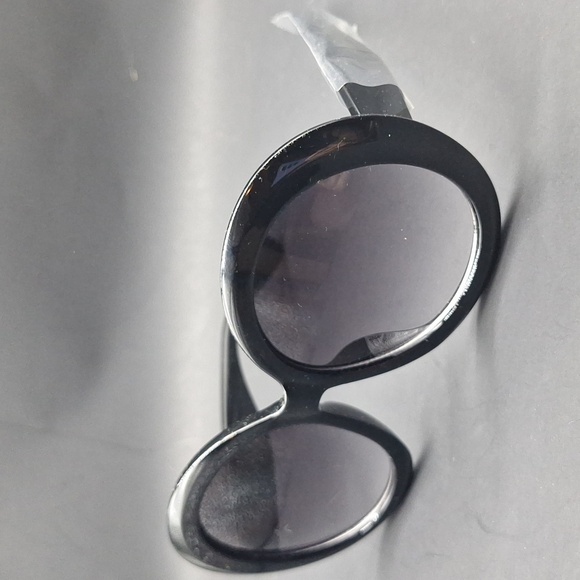 Vintage-Inspired Oversized Black Oval Sunglasses - Picture 4 of 8